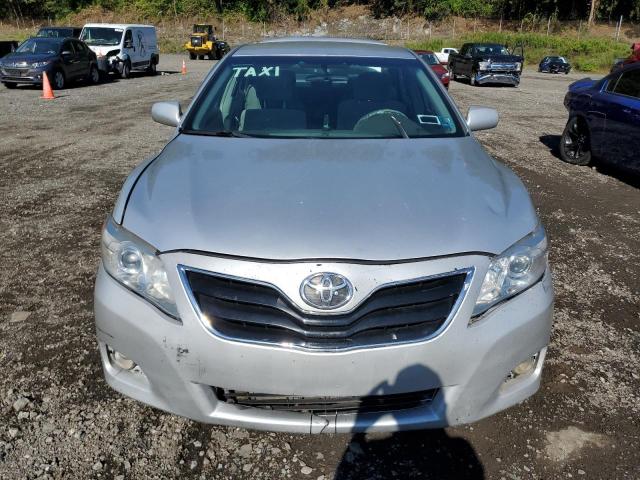 4T1BF3EK4BU142653 - 2011 TOYOTA CAMRY BASE SILVER photo 5