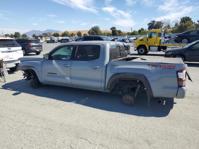 3TMCZ5AN9JM188493 - 2018 TOYOTA TACOMA DOUBLE CAB ნაცრისფერი ფოტო 2