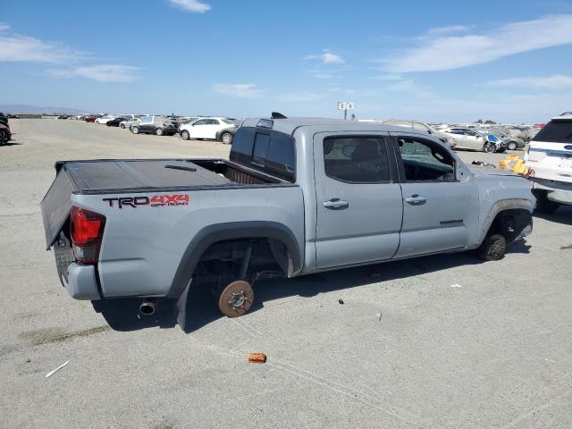 3TMCZ5AN9JM188493 - 2018 TOYOTA TACOMA DOUBLE CAB ნაცრისფერი ფოტო 3