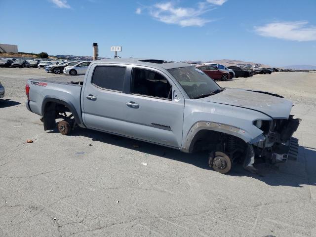 3TMCZ5AN9JM188493 - 2018 TOYOTA TACOMA DOUBLE CAB ნაცრისფერი ფოტო 4