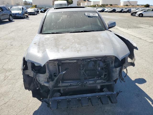 3TMCZ5AN9JM188493 - 2018 TOYOTA TACOMA DOUBLE CAB ნაცრისფერი ფოტო 5