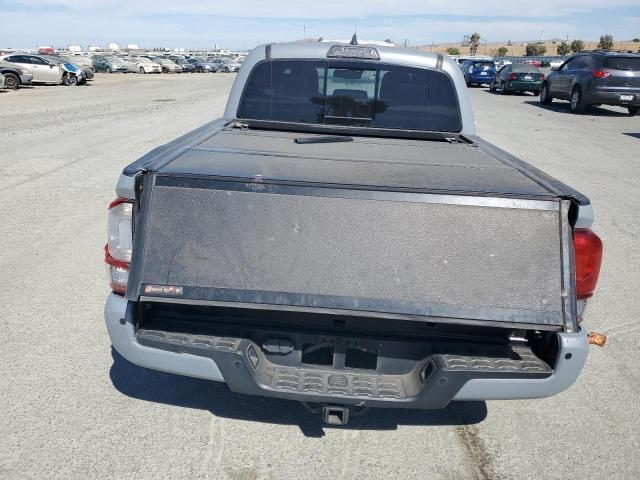 3TMCZ5AN9JM188493 - 2018 TOYOTA TACOMA DOUBLE CAB ნაცრისფერი ფოტო 6