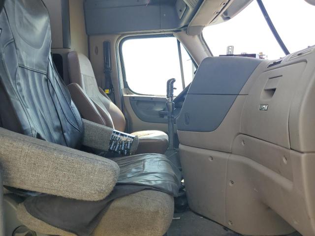 1FUJGLDR2CSBC7438 - 2012 FREIGHTLINER CASCADIA WHITE photo 5