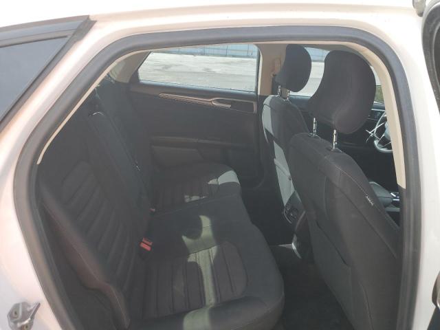 3FA6P0HD8KR215664 - 2019 FORD FUSION SE WHITE photo 10