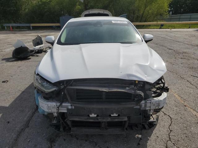 3FA6P0HD8KR215664 - 2019 FORD FUSION SE WHITE photo 5