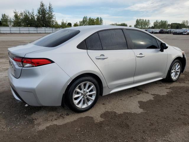 5YFBPMBE8NP338988 - 2022 TOYOTA COROLLA LE ვერცხლისფერი ფოტო 3