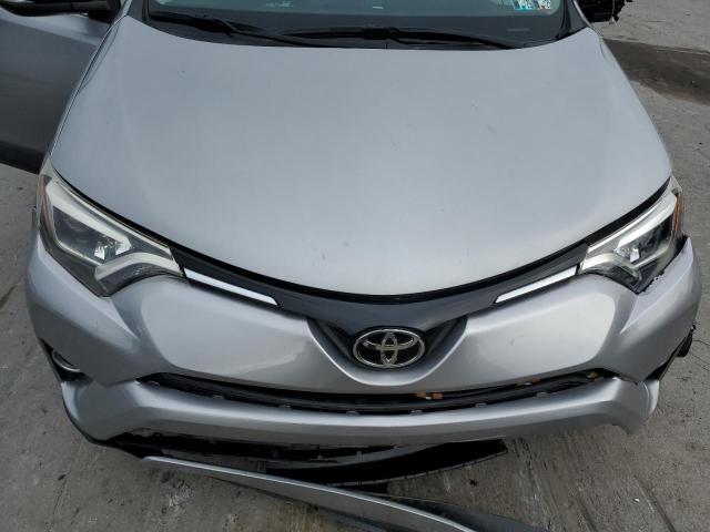 2T3DFREV0JW721702 - 2018 TOYOTA RAV4 LIMITED Silber Foto 12