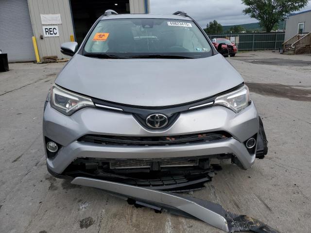 2T3DFREV0JW721702 - 2018 TOYOTA RAV4 LIMITED Silber Foto 5