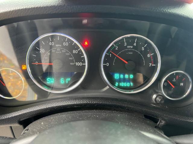 1J4HA3H16BL500982 - 2011 JEEP WRANGLER U SPORT فضي صورة 8