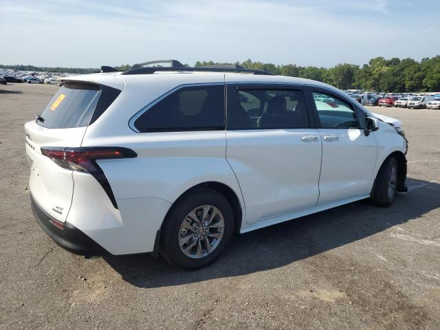 5TDYRKEC4RS203572 - 2024 TOYOTA SIENNA XLE WHITE photo 3