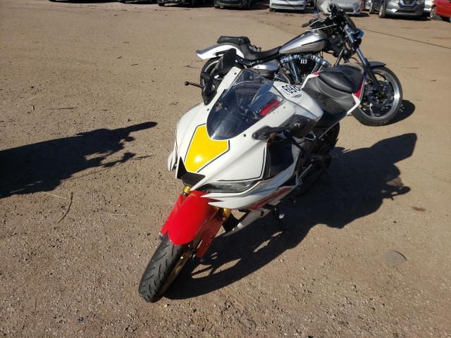 MH3RH18Y4NK008888 - 2022 YAMAHA YZFR3 A WHITE photo 2