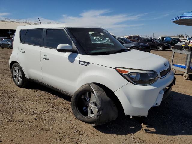 KNDJN2A28G7820734 - 2016 KIA SOUL WHITE photo 4