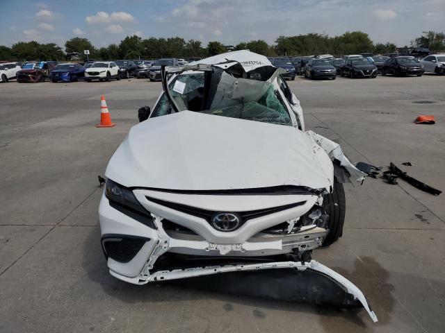 4T1G11AK4RU245032 - 2024 TOYOTA CAMRY SE NIGHT SHADE WHITE photo 5