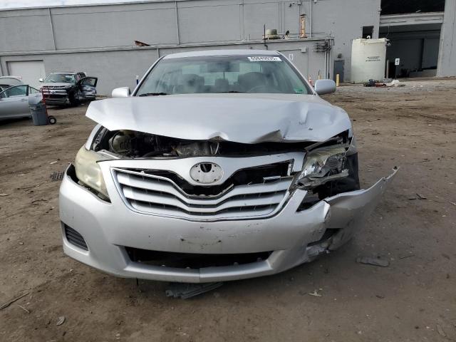 4T1BF3EK0BU138566 - 2011 TOYOTA CAMRY BASE SILVER photo 5