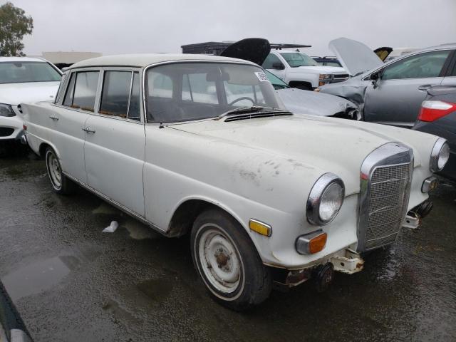 1101110032963 - 1966 MERCEDES-BENZ 240-CLASS WHITE photo 4