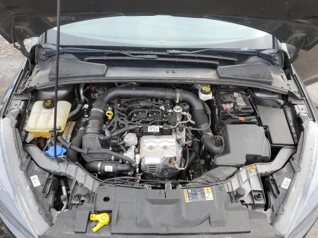 1FADP3FEXJL261420 - 2018 FORD FOCUS SE GRAY photo 11