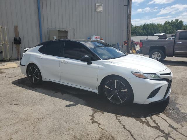 4T1BZ1HK5KU031942 - 2019 TOYOTA CAMRY XSE WHITE photo 4