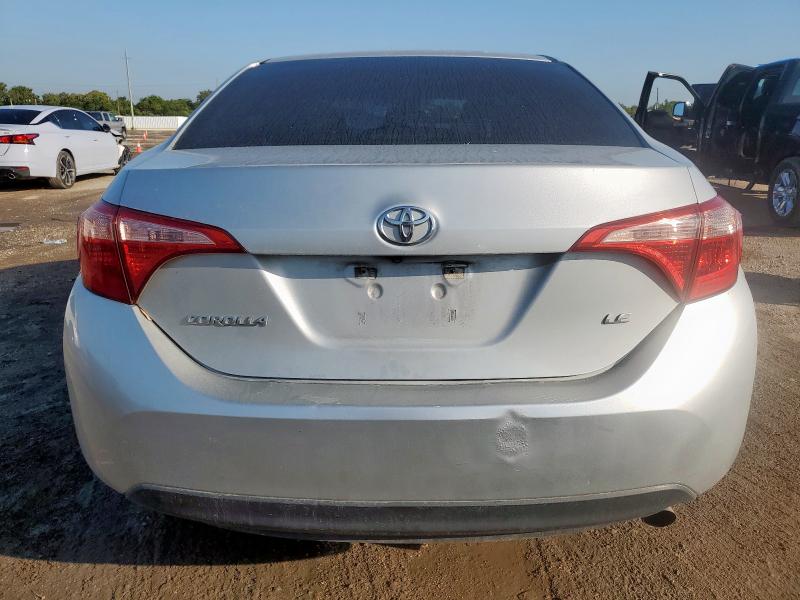 5YFBURHE0JP804906 - 2018 TOYOTA COROLLA L Gümüş fotoğraf 6