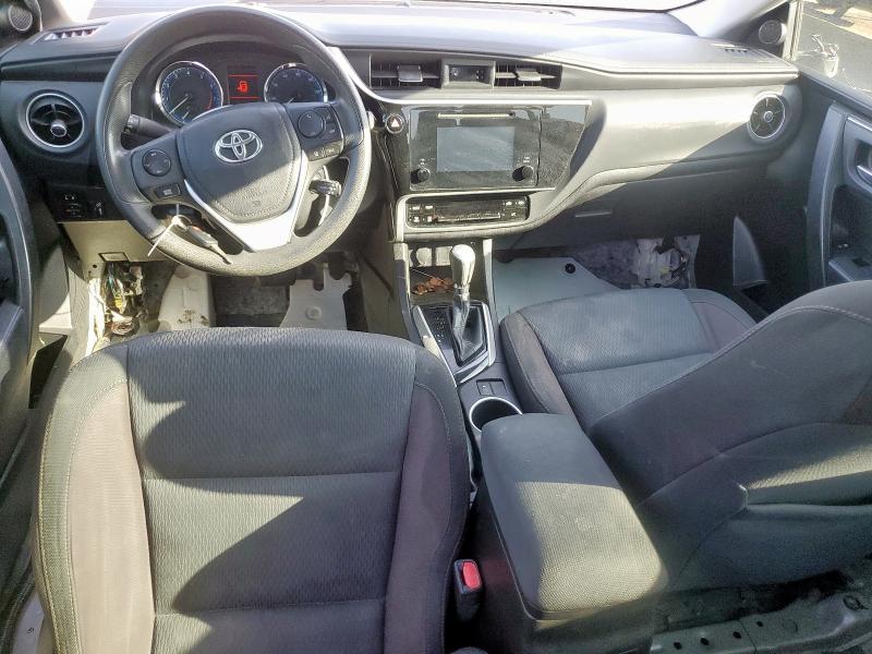 5YFBURHE0JP804906 - 2018 TOYOTA COROLLA L Gümüş fotoğraf 8