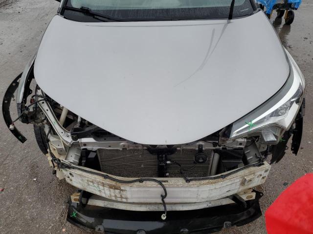 NMTKHMBX7JR035795 - 2018 TOYOTA C-HR XLE Silber Foto 11