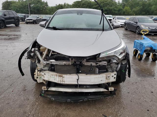 NMTKHMBX7JR035795 - 2018 TOYOTA C-HR XLE Silber Foto 5
