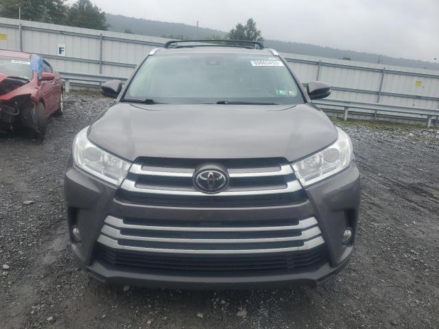 5TDJZRFH0JS560417 - 2018 TOYOTA HIGHLANDER SE GRAY photo 5