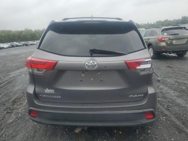 5TDJZRFH0JS560417 - 2018 TOYOTA HIGHLANDER SE GRAY photo 6