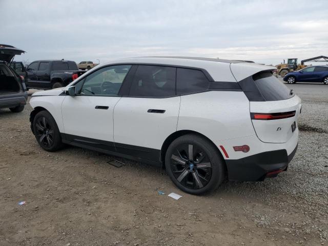 WB523CF09RCR57579 - 2024 BMW IX XDRIVE50 WHITE photo 2