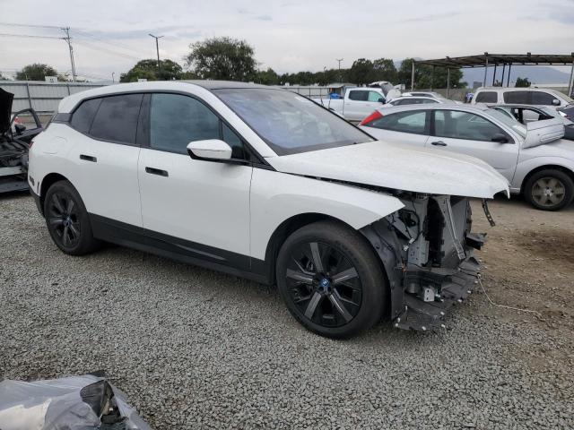WB523CF09RCR57579 - 2024 BMW IX XDRIVE50 WHITE photo 4