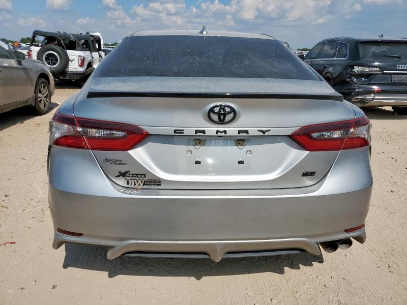 4T1G11AK7NU678757 - 2022 TOYOTA CAMRY SE 银色 照片 6