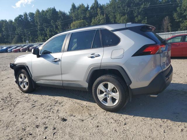 2T3P1RFV1MW225421 - 2021 TOYOTA RAV4 XLE SILVER photo 2