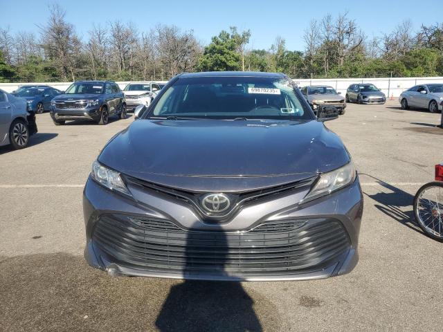 4T1B11HKXJU103630 - 2018 TOYOTA CAMRY L ნაცრისფერი ფოტო 5