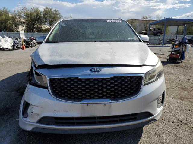 KNDMB5C15F6036673 - 2015 KIA SEDONA LX SILVER photo 5