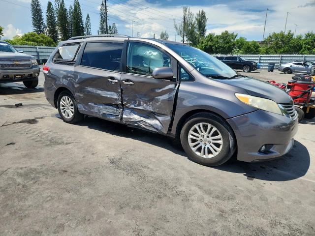 5TDYK3DC8CS274048 - 2012 TOYOTA SIENNA XLE GRAY photo 4