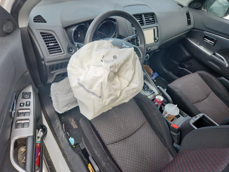 JA4AR3AU8KU010889 - 2019 MITSUBISHI OUTLANDER ES Weiß Foto 8