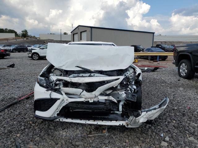 4T1G11AK4RU206411 - 2024 TOYOTA CAMRY SE NIGHT SHADE WHITE photo 5