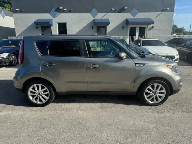 KNDJP3A59H7448123 - 2017 KIA SOUL + GRAY photo 14