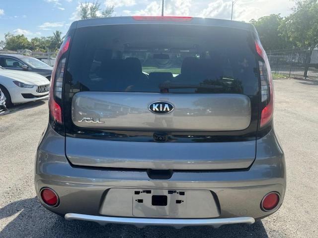 KNDJP3A59H7448123 - 2017 KIA SOUL + GRAY photo 6