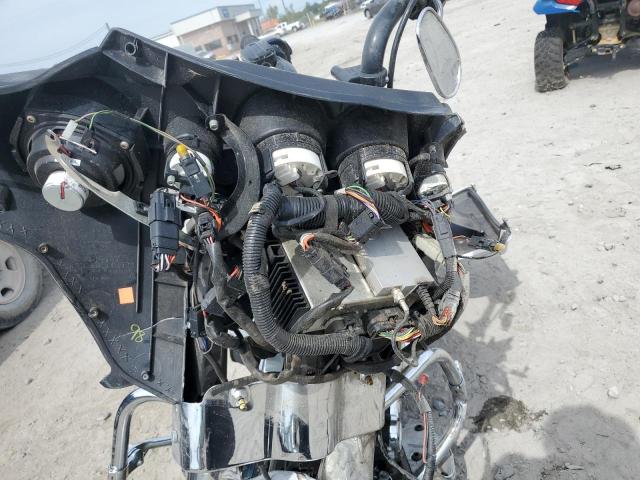 1HD1FC4118Y698220 - 2008 HARLEY-DAVIDSON FLHTCUI 白色 照片 9