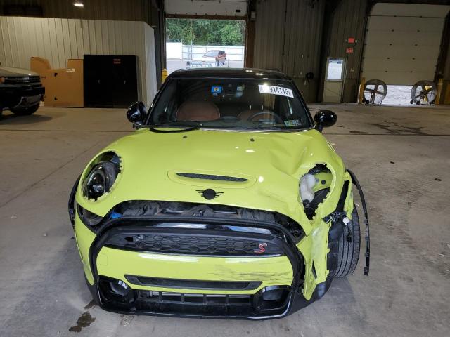 WMW53DK00R2U61215 - 2024 MINI COOPER S YELLOW photo 5