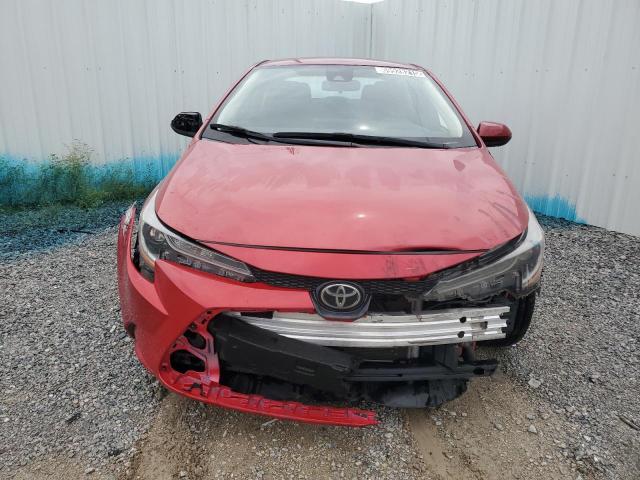 5YFEPMAE8MP231940 - 2021 TOYOTA COROLLA LE RED photo 5