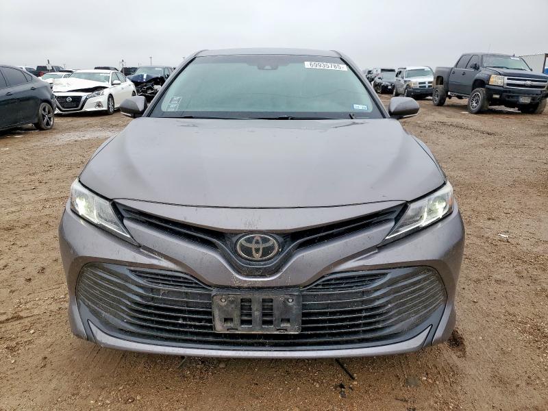 4T1B11HK7JU648975 - 2018 TOYOTA CAMRY L GRAY photo 5