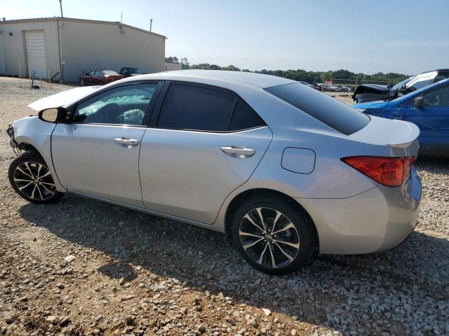 5YFBURHE5JP798620 - 2018 TOYOTA COROLLA L SILVER photo 2