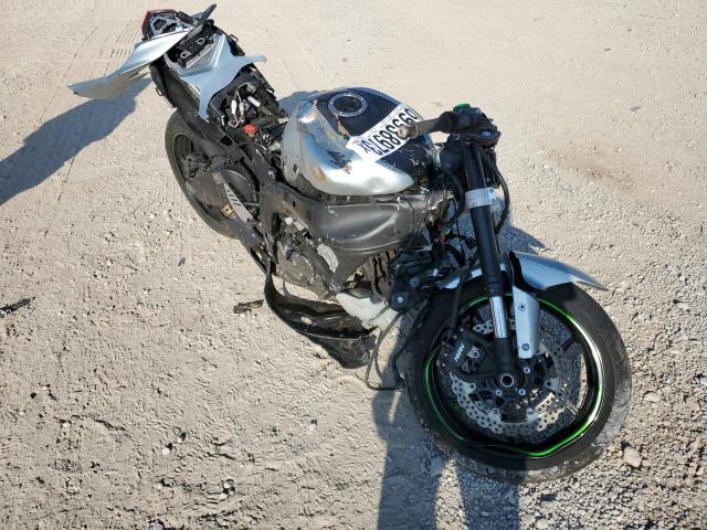 JKBZXJE19JA027273 - 2018 KAWASAKI ZX636 E SILVER photo 1