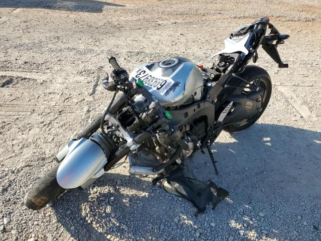 JKBZXJE19JA027273 - 2018 KAWASAKI ZX636 E SILVER photo 2