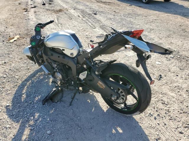 JKBZXJE19JA027273 - 2018 KAWASAKI ZX636 E SILVER photo 3