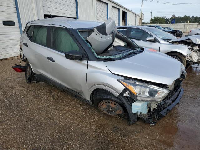 3N1CP5CU4JL534694 - 2018 NISSAN KICKS S SILVER photo 4