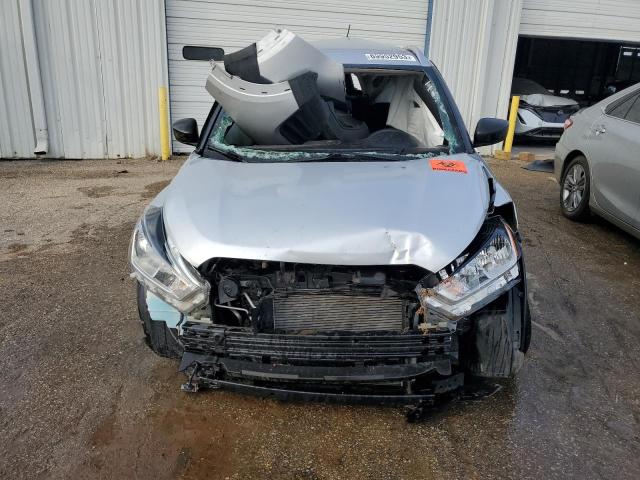 3N1CP5CU4JL534694 - 2018 NISSAN KICKS S SILVER photo 5