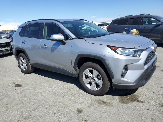 JTMP1RFV5LD065250 - 2020 TOYOTA RAV4 XLE SILVER photo 4