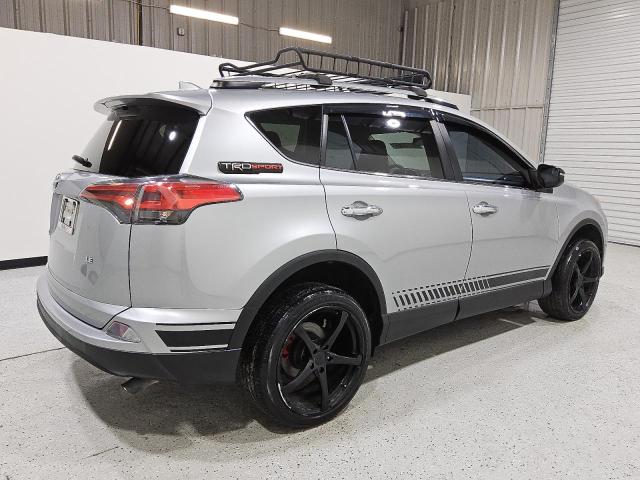 2T3ZFREV3JW513223 - 2018 TOYOTA RAV4 LE Grau Foto 3